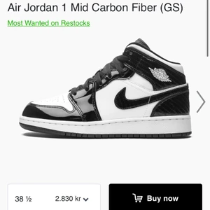 SÖKER JORDANS 1 MID CARBON FIBER  - SÖKER Jordans 1 mid ”carbon fiber”GS!!! Storlek 38!! Jag kan mötas upp var som helst!!