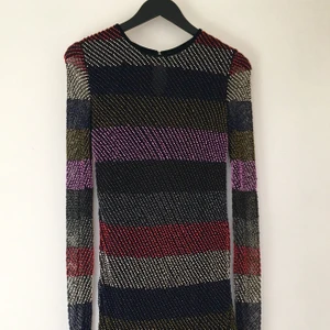 Pärlklänning från H&M Studios - Pärlklänning från H&M Studios. Aldrig använd. Jättefint material och känns väldigt lyxig. Storlek: 34. Ordinarie pris: 999:-.