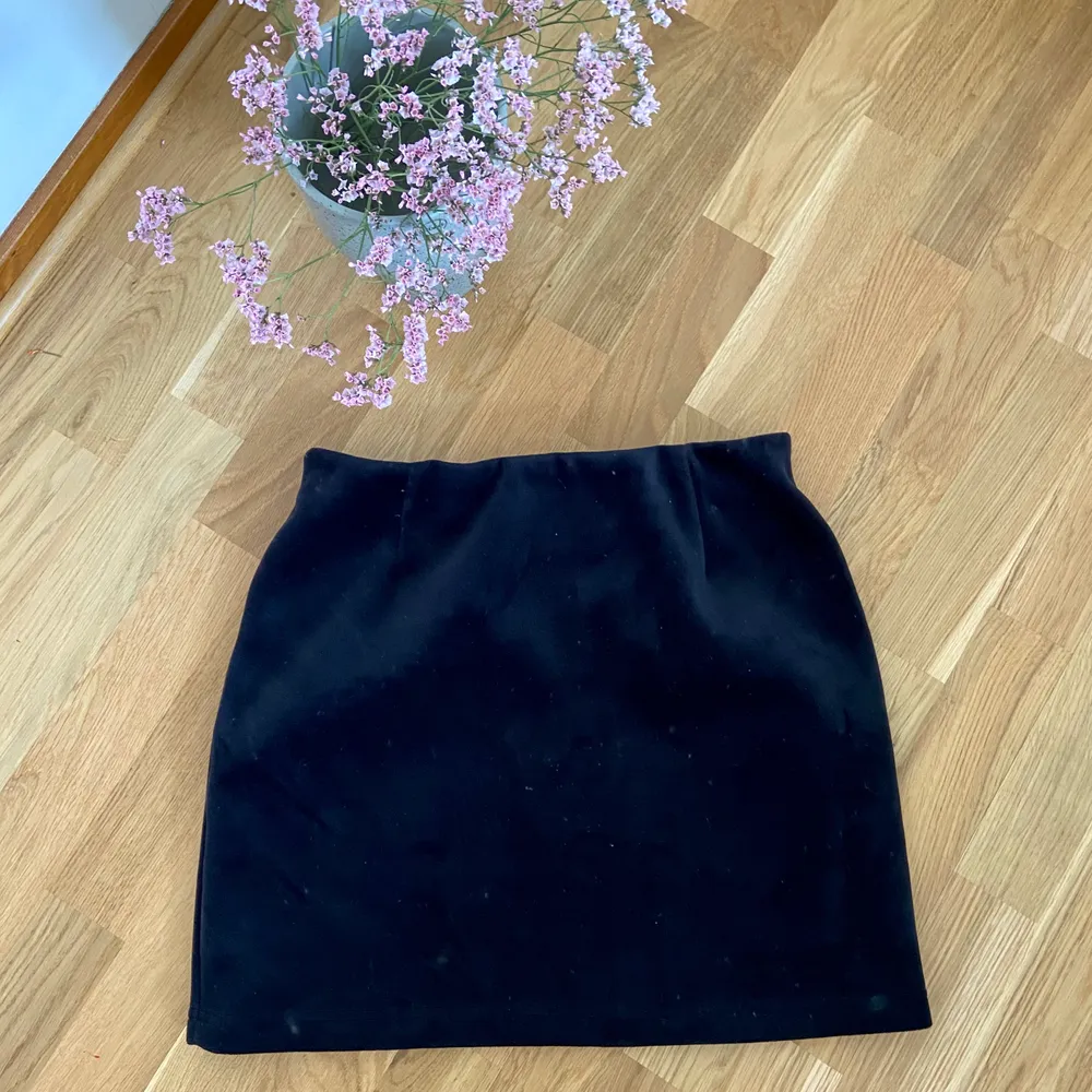 Svart Velour kjol från WEEKDAY! Köpt 2019. Sitter som en smäck, om man normalt sett har mindre storlek passar den också, topp skick!. Kjolar.