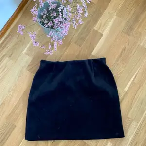 Svart Velour kjol från WEEKDAY! Köpt 2019. Sitter som en smäck, om man normalt sett har mindre storlek passar den också, topp skick!