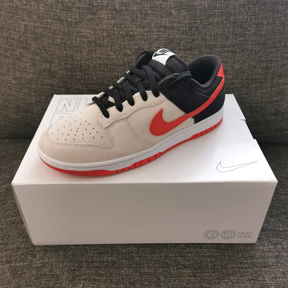 Nike Dunk Low - By You.  Designade av mig, men är snäppet för små. Endast testat vänster sko.  Skorna är i färgerna white, cream, red and black. Överdelen består i majoritet av mocka. Swooshen i läder.  Storlek 41, US 8.   Skickas i originalbox dubbelboxat.. Skor.