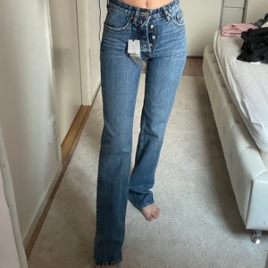 Zara jeans - Zara jeans i storlek 34, helt ny och oanvänd , prislapp sitter kvar. Så populära och helt slut på hemsidan. Jag säljer jeans eftersom de tyvärr är lite små för mig. Jag är 1,64cm och jeans är ganska långa. Kontakta mig om har några frågor. Budgivning börjar på 240kr. 😊✌🏻💞