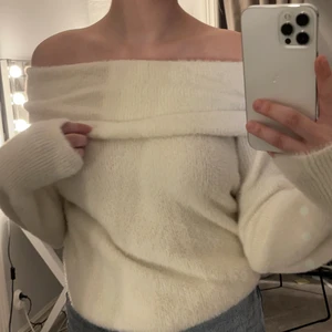 stickad off shoulder - säljer denna super sköna stickade tröja, som inte kliar eller sticker på kroppen. Den är nästan aldrig använd bara testat, det är i storleken xs men känns mer som en S (väldigt stretchig)