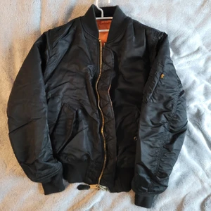 Bombarjacka  - Säljer min bombarjacka, har haft den i några år men fortfarande bra kvalite. Jag är 173, minns dock inte strl på den här då jag klippt bort lappen haha. Men skulle misstänka att den är S-M. Modellen i dessa jackor skulle jag ändå säga känns lite mindre. Annars som sagt så är den i bra skicka och inga större skador 💕 300 + frakt 