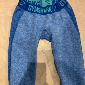 Gymshark  - Blåa träningsbyxor från gymshark, har sytt igen ett  hål längst ner på ena benet men syns kanppt!! Köparen står för frakt ❤️