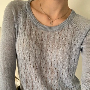 Tröja i 100% linne - Fin kabelstickad tröja från Tommy Hilfiger i 100% linne. Dyr i inköp. Använd ett fåtal gånger och i mycket fint skick, perfekt till sommaren!             Kolla gärna in mina andra annonser!