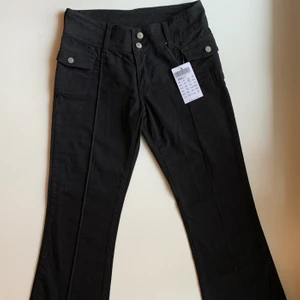Brandy Melville Agatha pants | storlek S (24-25w) - Splitternya supersnygga lågmidjade byxor med coola detaljer och utsvängda ben. Tyvärr är de för små för mig. Innerbenet är runt 78 cm, midjan 73 cm. Köpare står för frakt! Kontakta mig för fler bilder/om frågor skulle uppstå! <3 Nypris: 400 