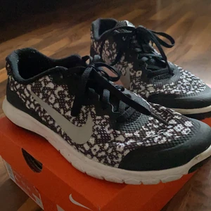 Nike skor - Är oanvända eftersom de är för stora för mig. Dessa är 38.5! Jättesöta skor annars! :)