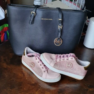 Åkt Michael Kors skor/väska - Säljer min söt och sexig trending åkt Michael Kors skor och väska de är I mycket bra skick.och skorna är jätte bra till summer och fester.Dem här glitter som ser ut fint..passar 38_ 39 finns fler bilder och bud I kommenterna.Väskan åkta 800 och skor 400