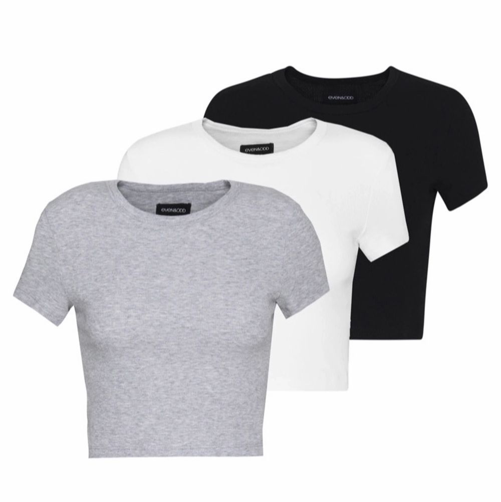 En vit, grå och svart t-shirt (en kostar 90kr och alla kostar 250kr). Toppar.