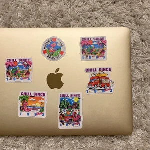 Brandy melville klistermärken - några klistermärken den brandy melville i lite retro/vintage-stil! köp alla 6st för 30kr eller skriv till mig privat om man vill köpa enstaka!🤹‍♀️💕