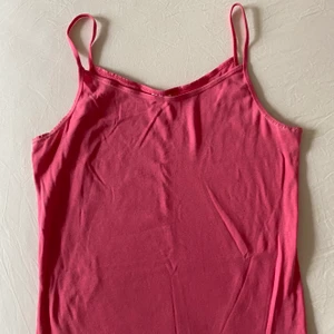 rosa topp - söt rosa topp som är köpt second hand men i fint skick, den visas på en M🤍 frakt: 24kr