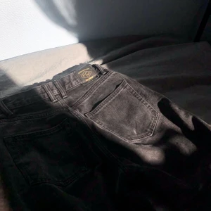Svarta momjeans - Säljer mina svarta jeans från pull &bear. De är använda men fortfarande fina👍  tveka inte att kontakta om du har frågor eller vill ha fler bilder! 