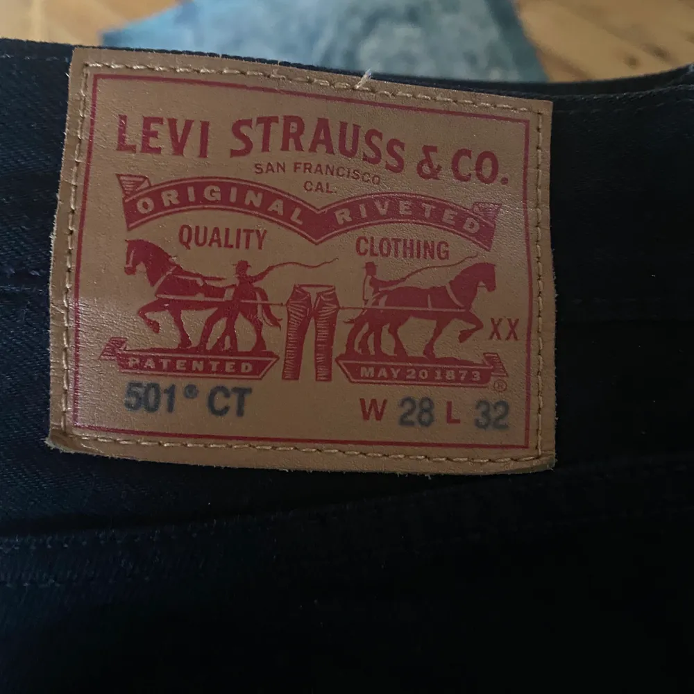 Säljer mina svarta Levis 501 som jag tyvärr växt ur😢 W28 L32 men jag är typ en 36/38 normalt skulle säga att dessa är lite små i storleken. . Jeans & Byxor.