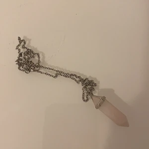 Halsband med kristall - Ett halsband med lite witchy vibes! Köparen står för frakten!!