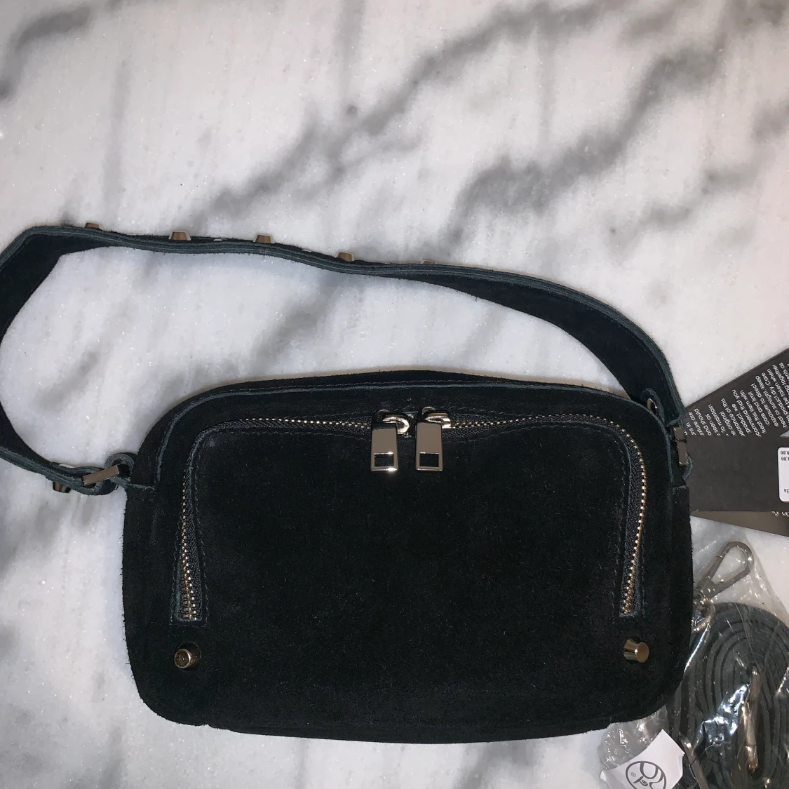 Snygg väska i mocka från adax - 90