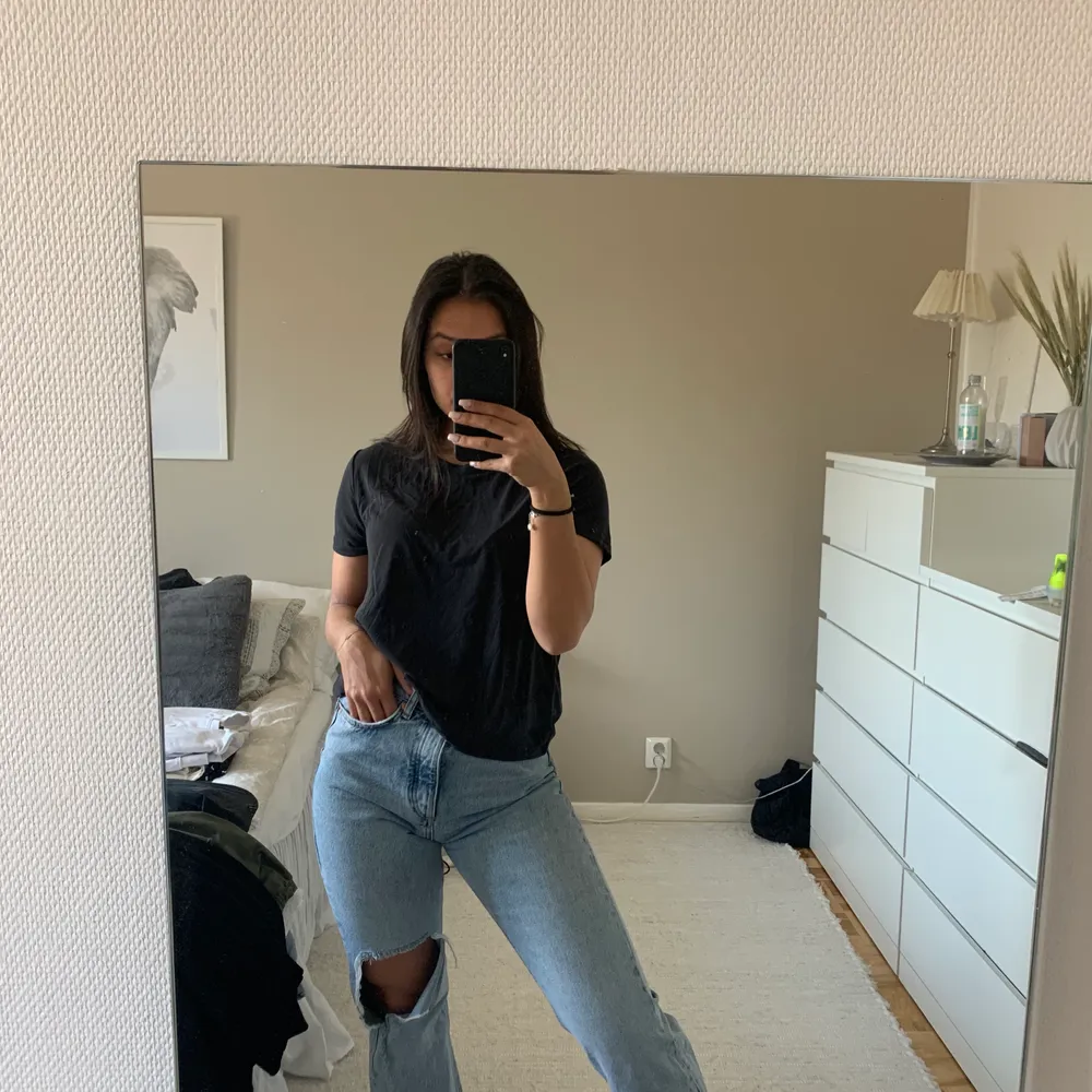 Snygga jeans från Zara med ett hål på vänster knä. Jag är 160 cm lång 💓✨ kan frakta och mötas upp . Jeans & Byxor.