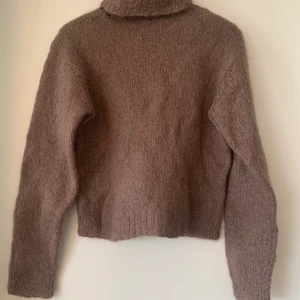 Mysig stickad polo  - Riktigt varm och snygg stickad brun polo, köpt vintage! 