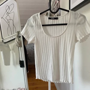 Söt topp - Säljer denna supergulliga topp från BikBok! Perfekt nu till sommaren 🤩🤩 Inte använd många gånger, därför i bra skick! Hör av dig vid funderingar eller intresse🤍🤍