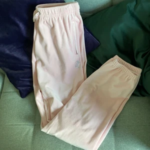 Juicy couture byxor - Mjukisar från juicy couture i ljusrosa sammet. Lapp kvar & testade en gång! Nyskick asf. Storlek XS men något stor i storleken, passar som en S imo. Nypris 780kr. 