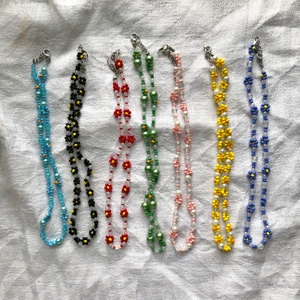 Blomhalsband  - Massa olika Blomhalsband i olika färger, perfekt till våren! Gult är sålt! Blåa är sålt!😍❣️ de gröna är sålt!                              60kr st + frakt 🌸                                                          För mer följ exk.design på instagram 