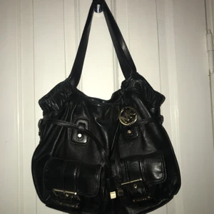 michael kors väska  - Säljer min michael kors väska, kan postas men då står köparen för frakten !