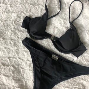 bikini set  - bikini set i storlek S 🖤 toppen från shein och underdelen från pull and bear. båda helt oanvända. 130 ink frakt