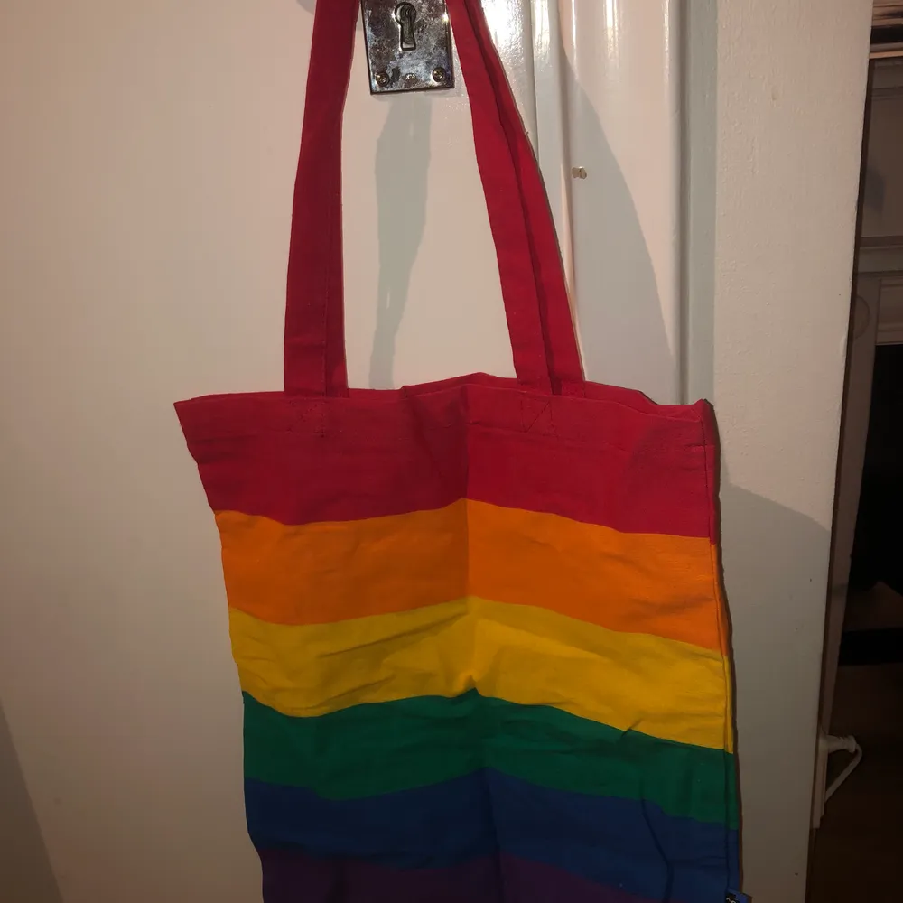 Tygväska i regnbågsfärger, använd 1 gång. Väskor.