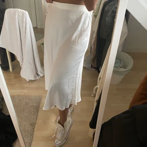 Vit silkeskjol - Aldrig använd, strl M, säljer pga för stor storlek 😇