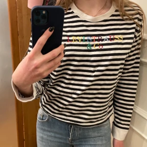 Levis tröja - Levis svartvit randig tröja med loggan i regnbåges färg i storlek XS🌈