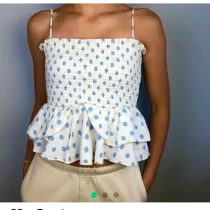 Zara topp - Så himla fin och populär topp från zara!! Första två bilderna är lånade och den sista är min bild.✨ Toppen har avtagbara band men har tyvärr inte kvar dem. Passar XS-M. Frakt betalas av köparen💕( många intresserade så buda gärna, köp direkt för 200kr )