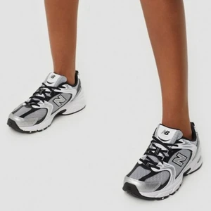 New Balance 530 - Säljer New Balance 530, helt nya och slutsålda på många ställen. Kan skicka fler bilder om man vill ha! (Om man köper utan kartong blir frakten billigare, annars skickas de med kartong) Budgivning från 1190kr 🦋 säljer även på annat ställe så skriv privat