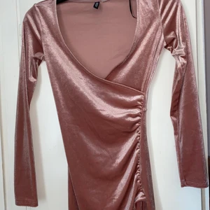 Klänning  - Sammet klänning. Köparen står för frakten 