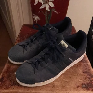 Adidas Superstar Reflective - Adidas Superstar Reflective Skor. Storlek 44 2/3. Några skavanker annars bra skick. Mörkblå mocka.