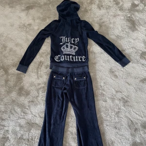 Juicy Couture set - Säljer mitt fina mörkblåa Juicy Couture set, jätte bra skick och alla stenar är kvar på tröjan💗 äkta och är köpt på raglady på väla för runt 2500kr ☺️ Barnstorlek M på tröjan och storlek XS på byxorna men båda passar någon som är en XS❣️ köp direkt för 1100kr inklusive frakt 🤍