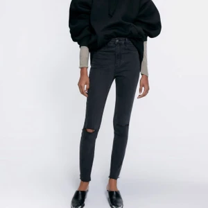 Tajta jeans  - Grå/svarta jeans med små hål i. Perfekt att bara dra på sig när idéerna är slut! 🥰