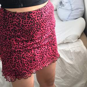 As snygg kjol från primark, använd några gånger och säljer pga att den inte kommer till användning längre. Passar storlek xs-s. Kontakta om du är intresserad