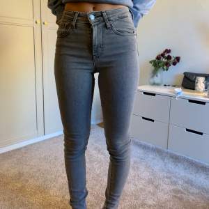 Säljer dessa gråa Levis jeans. Modellen är high rise skinny i storlek 24 (jag är 165 cm). Använda 2-3 gånger. ✨