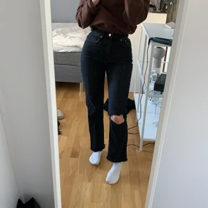 Nakd jeans - Säljer mina nakd jeans, har klippt hålet själv och är 167cm💞 super fina och sköna men använder ej längre!! Frakt ingår i priset
