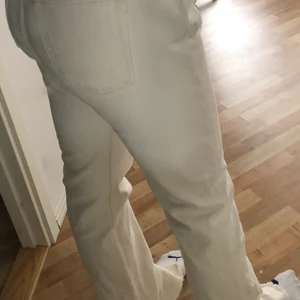 Vita slit jeans - Nummer 38-M jag är 169 cm lång