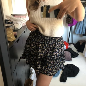 Blommig kjol🌺 - Jätte söt blommig kjol från pull and bear som jag köpte i somras! Sitter så fint på och perfekt till sommaren! Frakt ingår inte i priset. 🌸🥰