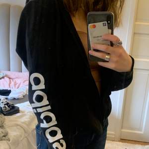 Svart ziphoodie från adidas💋 säljer för 70 kr + frakt❤️❤️ Skriv för mer info❤️❤️