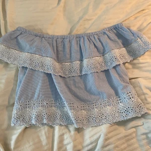 Jätte söt tröja från Zara  - Säljer denna söta sommar topp från Zara, använt fåtal gånger så är i bra skick. Säljer pga att den ej kommer till användning, köparen står för frakten💕