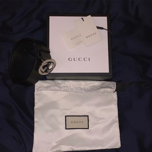 Gucci GBuckle strl: 90 - Köpt online för cirka 1 år sedan! Fint skick och använd vid högtider och liknande. Bältet har blivit litet så söker någon som vill köpa det fina bältet. Bältet är svart och är i storlek 90! Påse, tags och lådan finns vid köp.