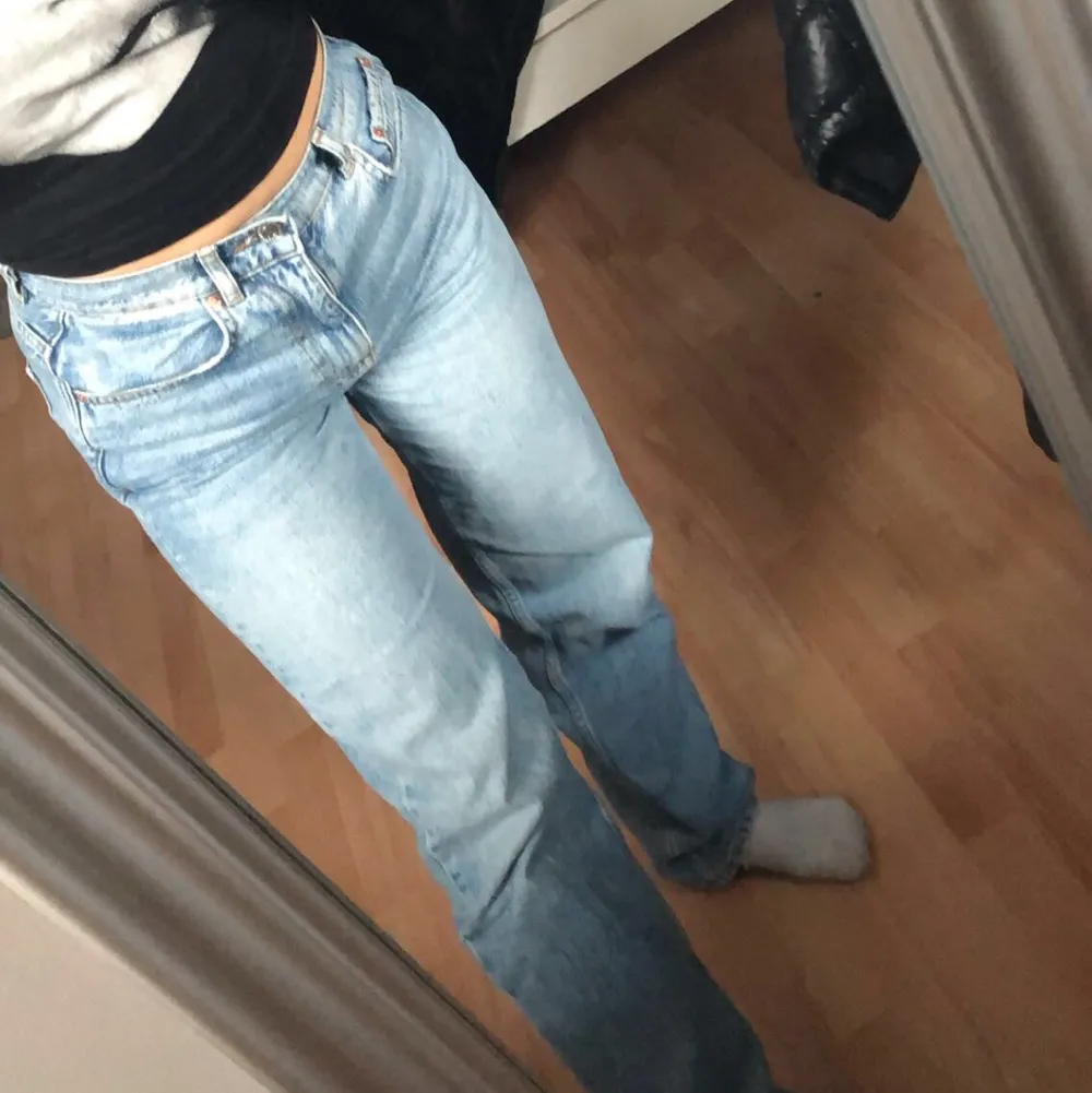 Gina Tricots 90s premium denim i stlk 34. Jeansen är i väldigt bra skicka oh tyvär bara använda några fåtal gånger, finns inga märken eller fläckar.                      Jag säljer dessa pågrund av att dem är lite för långa ochför mig, jag är runt 160 cm så skulle rekomendera dem för någon som är lite längre än mig. Dem är i storlek 34 men skulle säga att dem ia passar upp till storlek 36 då ja själv oftast har det. . Jeans & Byxor.