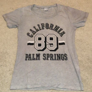 Tshirt - 💛 T-shirt/topp från märket Gina Tricot, storlek XS. Nyskick. Kan fraktas eller mötas upp 📮