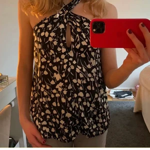 Trendig topp - (Lånad bild från Felicia Ekman) Så snygg topp från zara i fint skick!💗 buda från 200kr