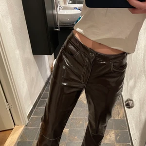 Oanvända bruna skinnbyxor - Så snygga skinnbyxor!! Helt oanvända, lite korta på mig som är 170. Annars sitter de så bra på mig som har strl 36.❣️