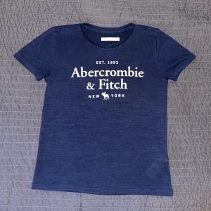 Abercrombie & fitch tröja  - Säljer en jättefin marinblå t-shirt i stl XS. Nypris ca 300 säljer för 90kr. Endast använd ett fåtal gånger så den är i mycket bra skick!