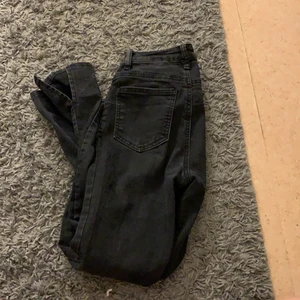 Slitsade jeans - Skitfina slitsade jeans ifrån nakd i storlek 32, endast testade och då fick jag ej över de vid rumpan:/